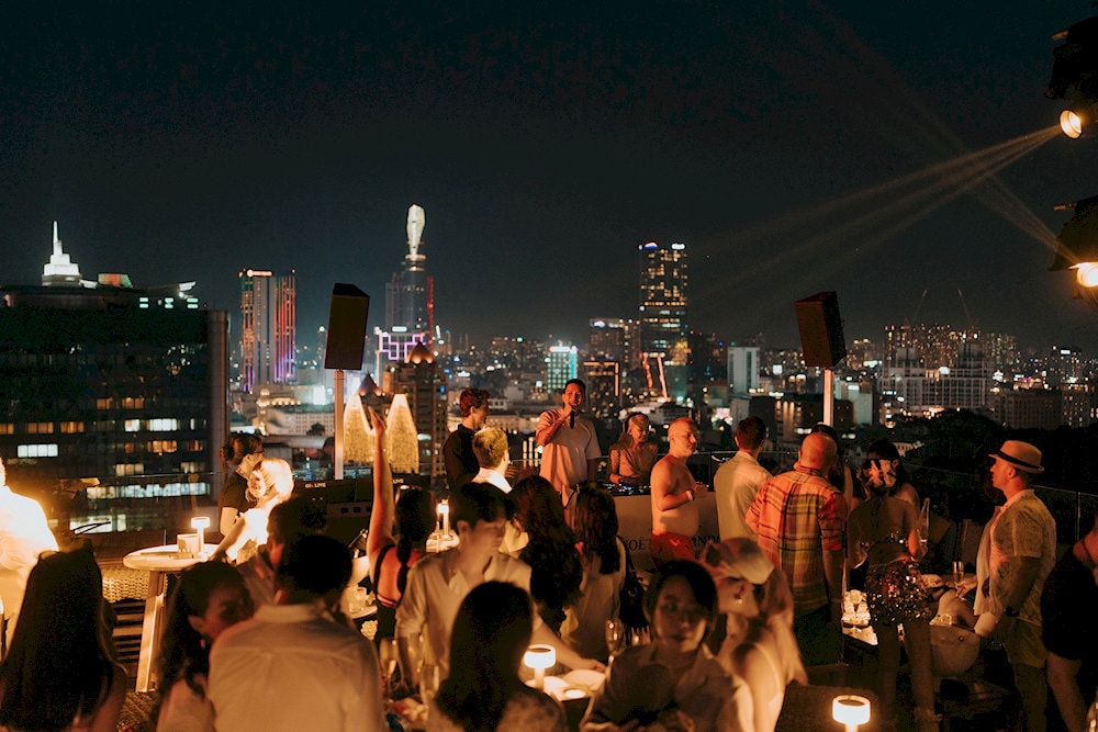 Everyone was immersed in the most vibrant music and enjoyed the most bustling moment 
